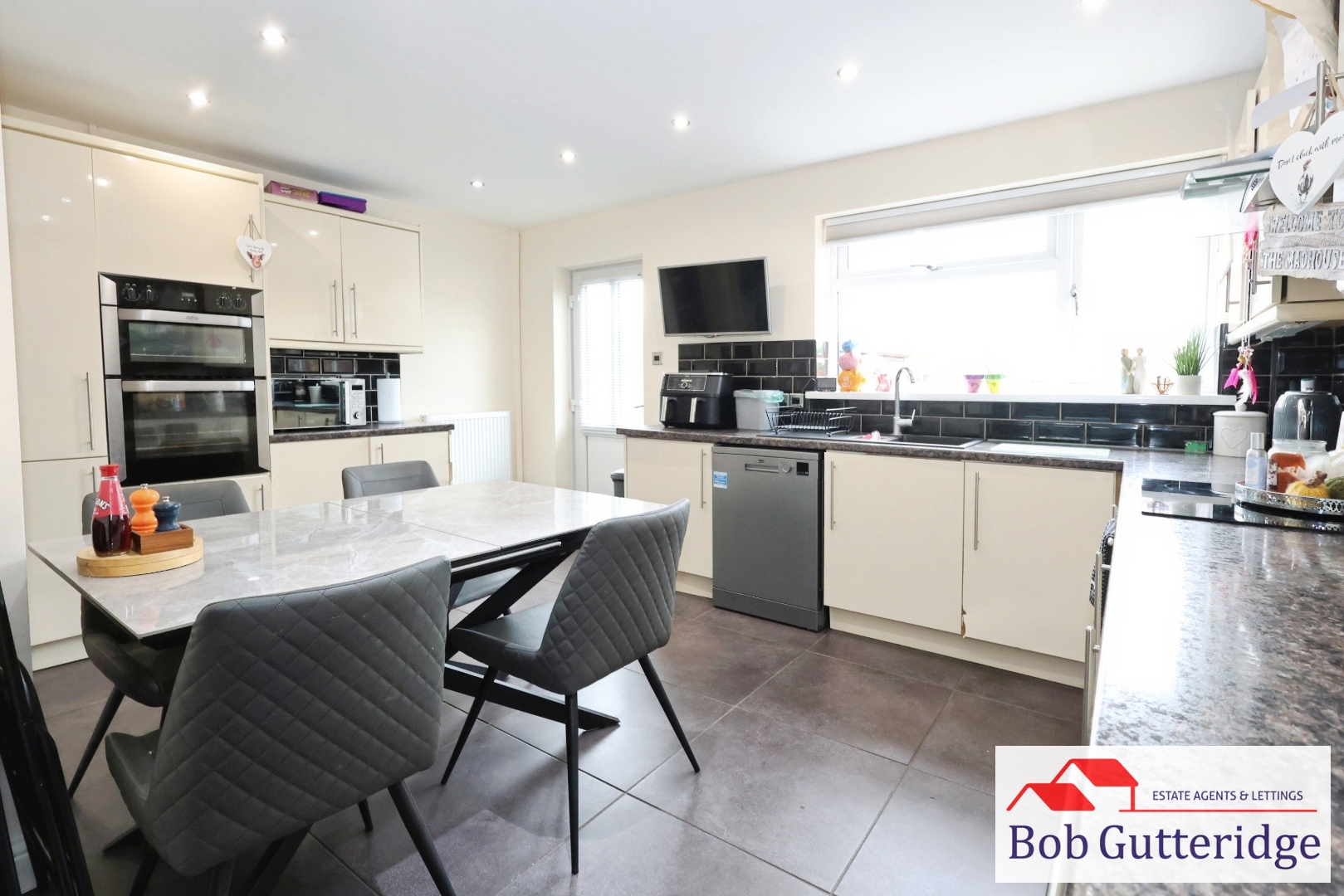 FITTED KITCHEN/BREAKFAST ROOM